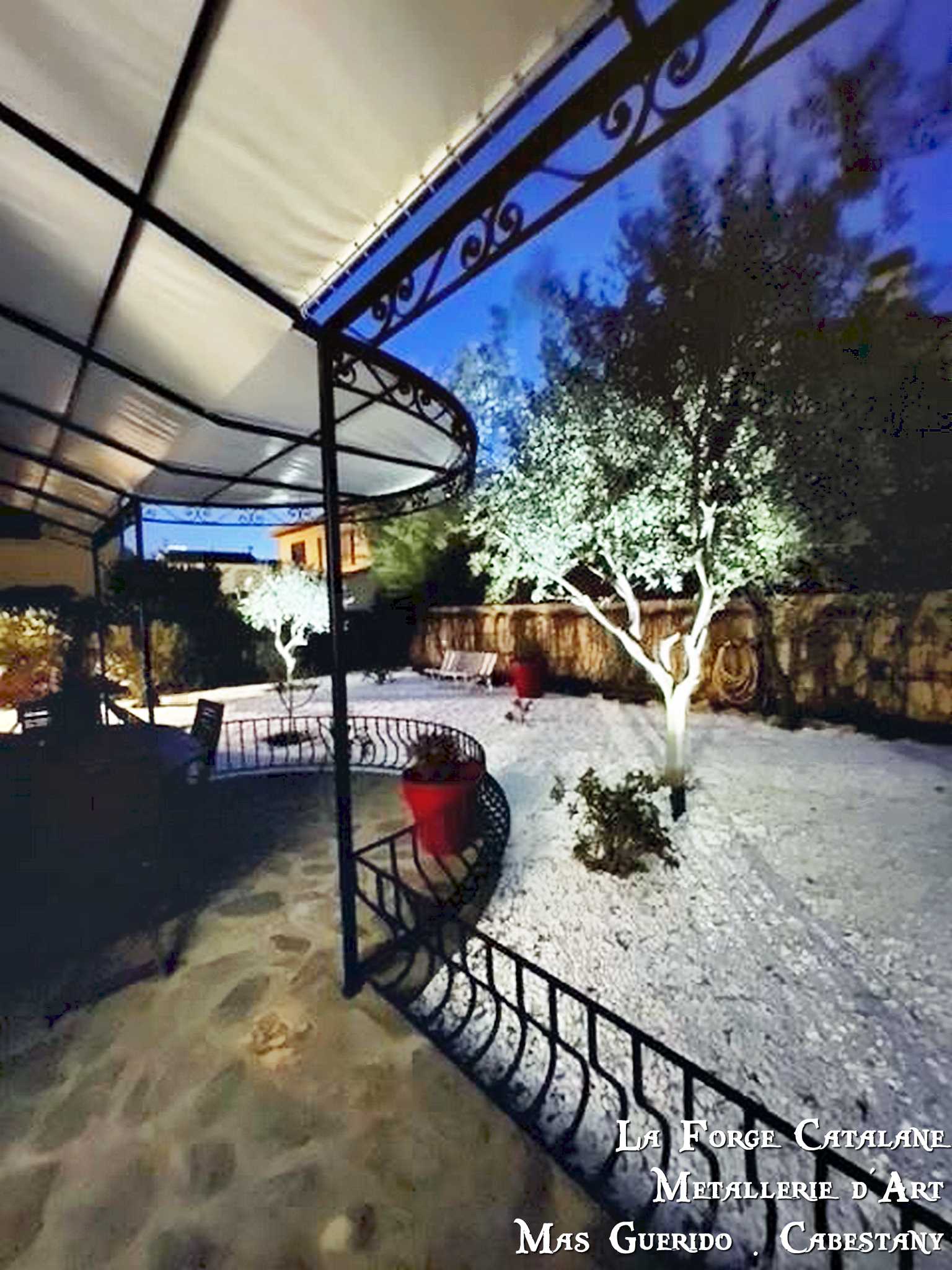 Pergola cintree frise volute bache forge catalane 2.jpg